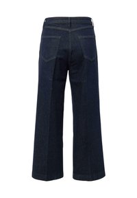 Ciemnoniebieskie dżinsowe spodnie o szerokich nogawkach z wysokim stanem, z dwoma tylnymi kieszeniami i widocznymi detalami przeszyć na gładkiej fakturze.