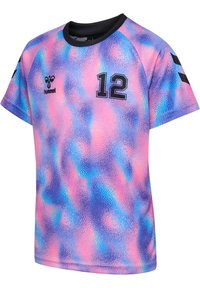 Kortärmad sporttröja med en gradientmönster i rosa, blått och lila. Har svarta accenter och siffran 12 på framsidan.