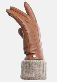 Brun læderhandske med en ribbet beige strikket manchet, der har tre sømme på bagsiden og en metalaccent nær håndleddet.