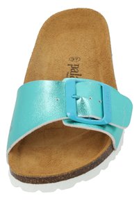Turkosfärgad slidesandal med metallrem, justerbar spänne och en dämpad korkfotbädd; vit gummisula med texturerade detaljer.