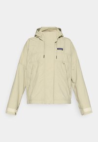 Μπεζ ελαφρύ μπουφάν με κουκούλα, φερμουάρ μπροστά και δύο πλαϊνές τσέπες. Διαθέτει ανακλαστικές λεπτομέρειες στις μανσέτες και στο λογότυπο στο στήθος.