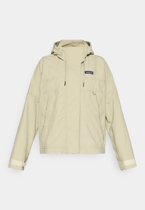 Bēša viegla jaka ar kapuci, rāvējslēdzēja aizdari priekšpusē un divām sānu kabatām. Piedāvā atstarojošus akcentus uz aprocēm un krūšu logotipu.