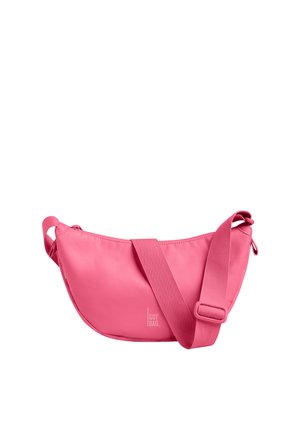 Piccola borsa a tracolla rosa con tracolla larga regolabile e logo "GOT BAG." sul davanti, mostrata su sfondo bianco.