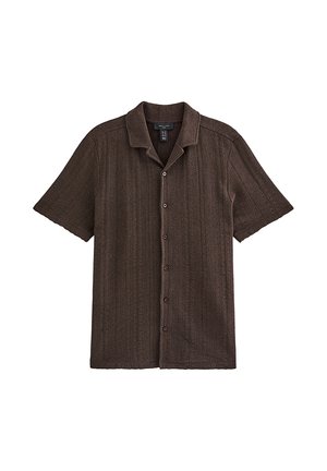 Camiseta marrón de manga corta de punto con costillas verticales, cierre frontal con botones y cuello clásico, colocada plana sobre un fondo blanco.