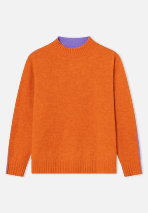 Oranje lange mouwen trui met een geribde hoge hals, manchetten en zoom, met paarse accenten op de kraag en binnenkant van de mouwen.