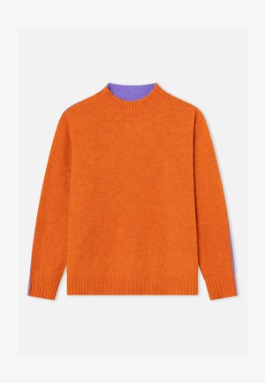 Oranger Langarmpullover mit einem gerippten hohen Kragen, Bündchen und Saum, mit lila Akzenten am Kragen und an den inneren Ärmeln.