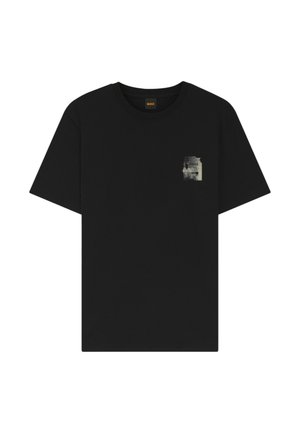 T-shirt noir manches courtes à col rond avec un petit motif blanc usé sur le côté gauche de la poitrine avec le mot « BOSS ».