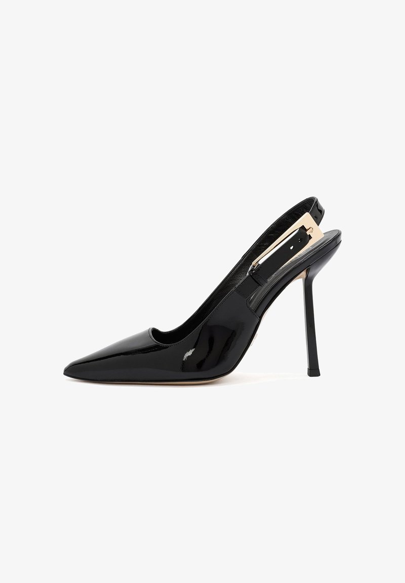 Pompe en cuir verni noir à bride arrière, avec un bout pointu, un talon aiguille haut et un accent métallique sur la sangle arrière. Texture lisse.