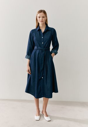 SPORTIVES MIT BINDEGÜRTEL - Spijkerjurk - denim