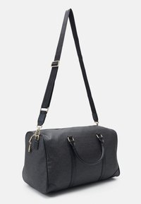 Saco de desporto preto em material sintético texturizado, com alças duplas, correia ajustável, detalhes em tom dourado e padrão de logotipo subtil.