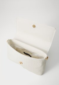 Hvit clutchveske med vevd mønster og gullsnapplås. Interiøret har en beige fôr og en etikett. Glatt tekstur og kompakt form.