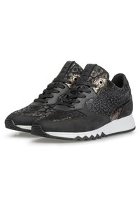 Sneakers neri con un mix di materiali testurizzati, tra cui camoscio e un pannello in stampa leopardata, con accenti metallici e una suola bianca a zigzag.