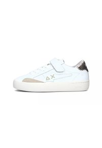 Sneaker bianco in pelle con accenti in suede beige, cinturino regolabile in velcro e tacco in argento testurizzato. Presenta una punta arrotondata e suola in gomma.