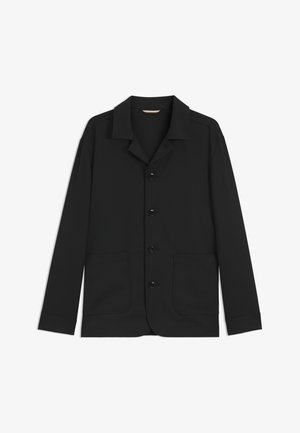 Veste noire en tissu lisse, dotée d'un col, de boutons sur le devant, de deux grandes poches plaquées et de manches longues. Design simple, coupe semi-ajustée.