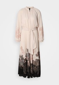 Lang, plisseret kjole i blødt pink stof med blomsterdekorationer i sort og pink. Den har bælte i taljen og lange, indsamlede ærmer.