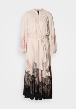 Rochie lungă plisată dintr-un material roz pal, cu modele florale în negru și roz. Are talia încinsă cu o curea și mâneci lungi adunate.