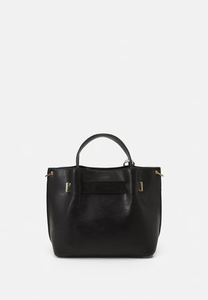 Černá kabelka tote z kůže se strukturovaným tvarem, přední kapsou, horními uchy a doplňky v zlatém tónu. Hladká textura s minimalistickým designem.