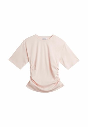 Lichtroze T-shirt met korte mouwen en een ronde hals, met lichte plooitjes aan de zijkanten, plat neergelegd op een witte achtergrond.