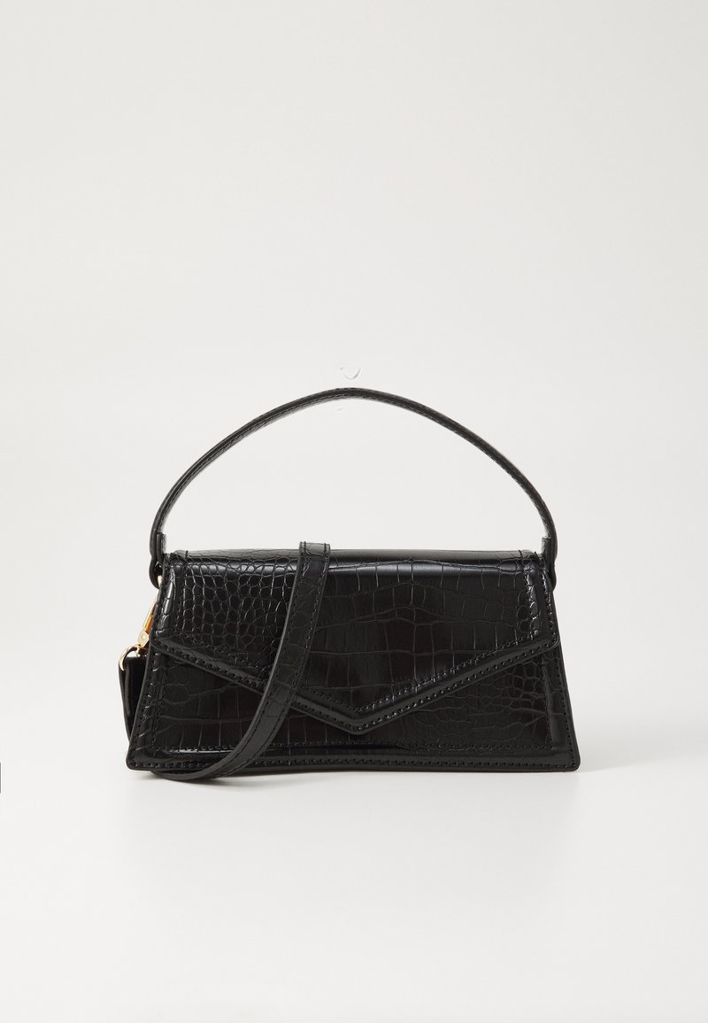 Sac à main en simili cuir noir avec une texture crocodile, affichant une forme structurée, un rabat angulé et une petite poignée avec une bandoulière amovible.