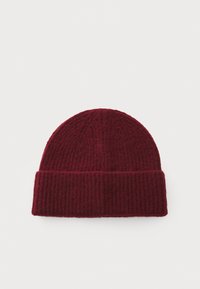 Bordo pleteni beanie s rebrastom teksturom, presavijenim rubom, položen ravno na bijelu pozadinu.