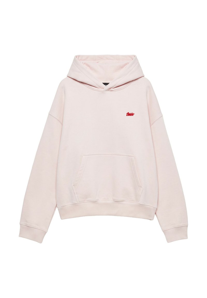 Sweat à capuche rose clair avec manches longues, poche kangourou à l'avant, et petit logo rouge brodé sur la poitrine gauche.