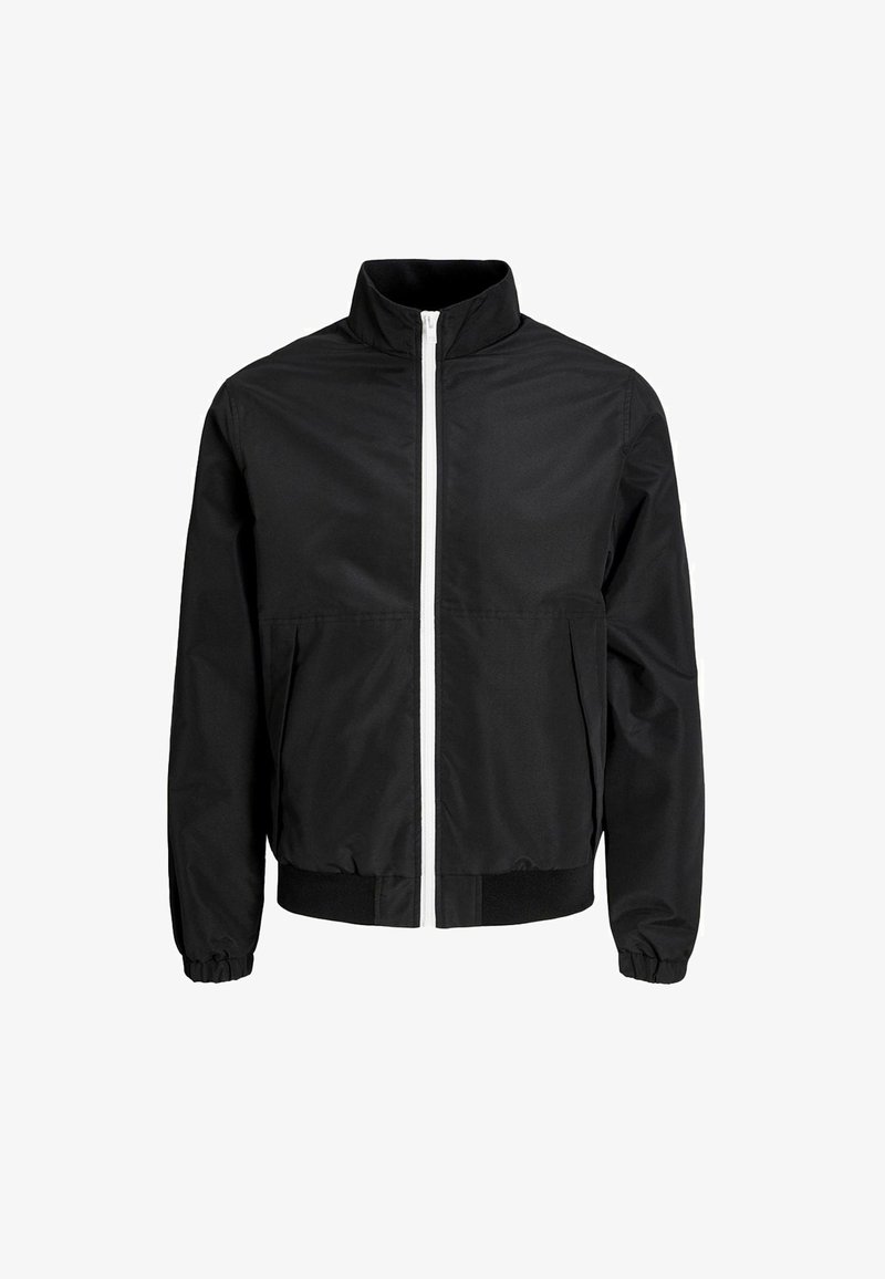 Giacca bomber nera con colletto alto, cerniera frontale e polsini e orlo elasticizzati. Presenta una texture liscia e un dettaglio in cerniera bianca.