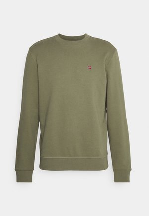 Sudadera verde oliva con cuello redondo, mangas largas y pequeño logo de la bandera noruega en el lado izquierdo del pecho.