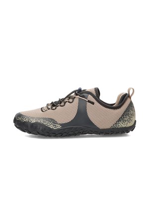Zapatilla deportiva de malla de color marrón claro y negro con suela negra, lengüeta en el talón y detalles con estampado en las zonas de los dedos y el talón.