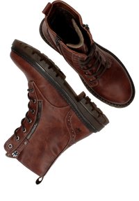 Bottines en cuir marron avec lacets et fermetures éclair, présentant une finition texturée, un bout renforcé et une semelle en caoutchouc à motifs.