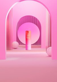 Crema KIKO Power Shake in un contenitore cilindrico sfumato di rosa con un tappo rosso, esposta in un setting ad arco rosa con accenti rotondi.