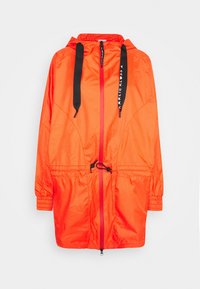 Veste à capuche orange vif avec cordons noirs, fermeture éclair devant, poignets élastiques et taille ajustable, présentée sur fond blanc uni.