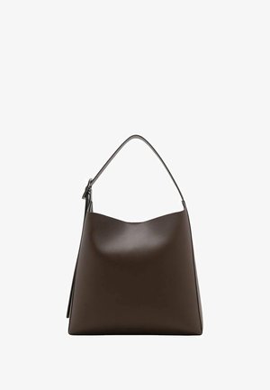 Hnědá kožená kabelka s zakřiveným vrškem, jedním ramenním popruhem a hladkým povrchem. Má minimalistický design a otevřené zapínání.