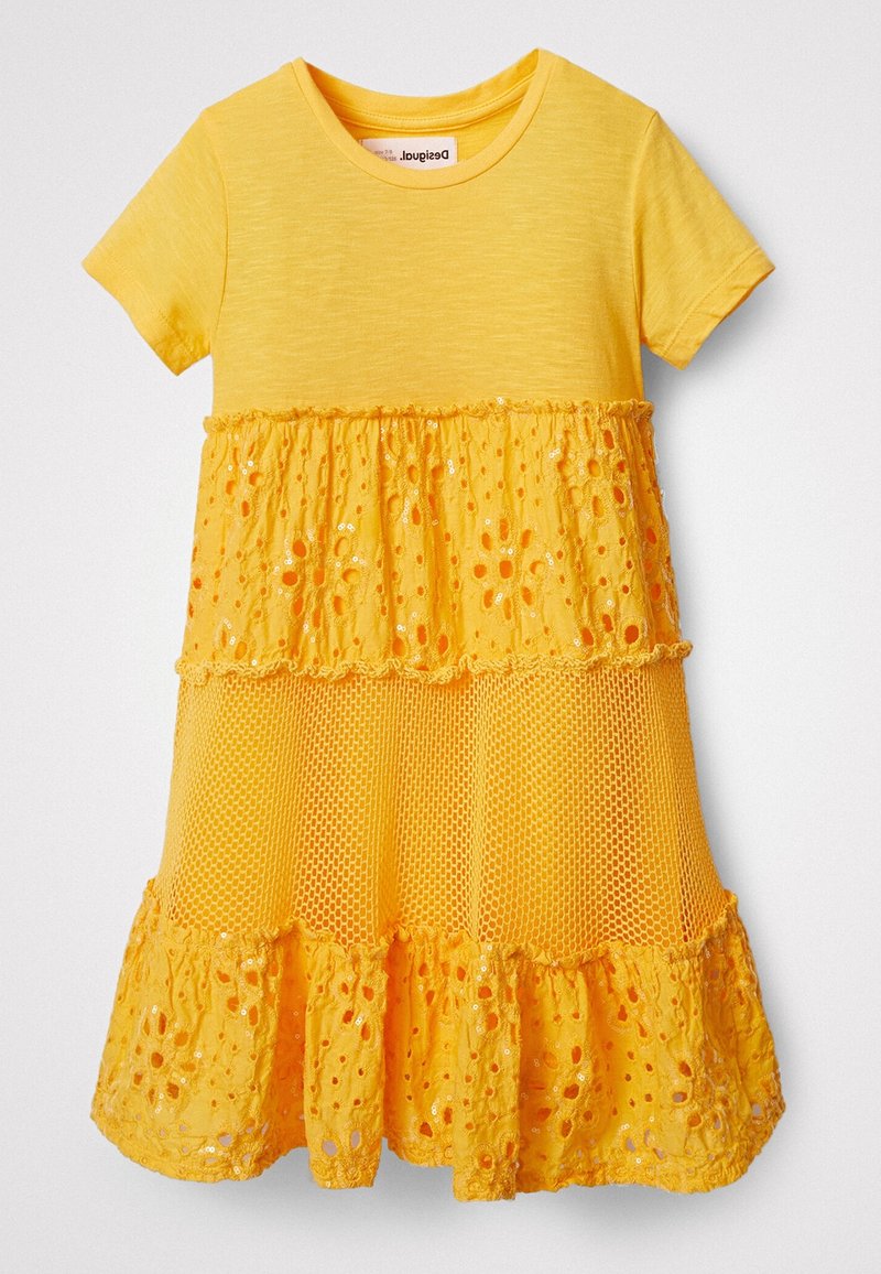 Robe jaune à manches courtes avec jupe à volants présentant des détails en dentelle, maille et sequins, conçue pour un enfant.