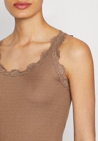 Rosemunde BABETTE U NECK - Top - dark sand