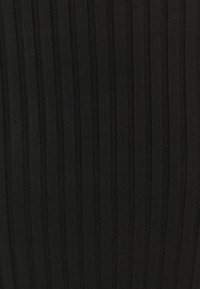 Tessuto nero a costine con linee verticali, superficie liscia. Il materiale appare elastico, con un motivo coerente e senza hardware o accenti visibili.