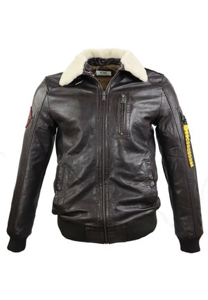 Braune Leder-Bomberjacke mit einem Kragen aus Kunstfell, Reißverschlusstaschen, gerippten Bündchen und einem dekorativen Patch am Ärmel.