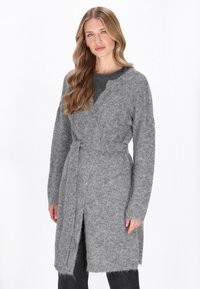 Grau, langärmlige Strickjacke aus weichem, strukturiertem Material, mit einem Wickeldesign und einem Bindegürtel, offenen Front und leicht fransigen Kanten.