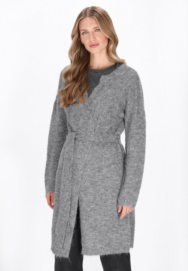 Grau, langärmlige Strickjacke aus weichem, strukturiertem Material, mit einem Wickeldesign und einem Bindegürtel, offenen Front und leicht fransigen Kanten.