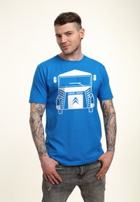 Modrá bavlněná tričko s bílou grafikou náklaďáku na přední straně. Krátké rukávy a kulatý výstřih. Casual střih.