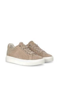 Beige Wildlederschuhe mit glatter Textur, weißer Gummisohle, runder Zehenform und dekorativen Nieten an der Ferse. Mit Schnürdesign und Ösen.