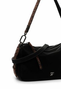 Czarna skórzana torebka z paskiem w panterkę, z metalowym zamkiem błyskawicznym i metalowym logo. Okrągły kształt, gładka faktura.