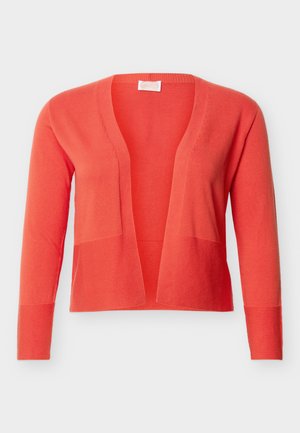 Åpen, korallfarget strikket cardigan med lange ermer og ribbestrikkede mansjetter, vist på en ensfarget lys bakgrunn.