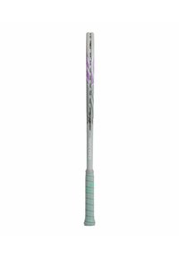Tennismail met een lichtgrijs frame, paarse en grijze accenten, een gestructureerd handvat met een teal streep voor grip; ontworpen voor prestatie.