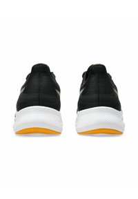 Schwarze Laufschuhe mit einem strukturierten Mesh-Obermaterial, weißer Zwischensohle und orangefarbener Außensohle, die minimale gelbe Akzente an der Ferse aufweisen.
