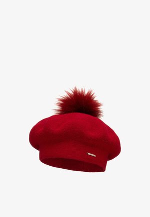 Rode gebreide baret met een grote pluizige pompon bovenop, met een textured patroon en een klein zilveren logo accent aan de zijkant.