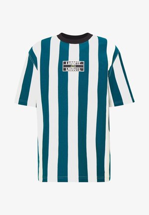 T-shirt à manches courtes avec de larges rayures verticales bleu sarcelle et blanc et un col noir, avec un patch logo rectangulaire sur la poitrine.