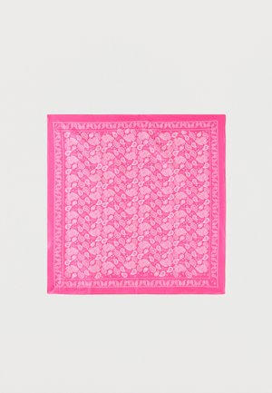 Écharpe carrée rose vif avec un motif paisley blanc complexe et un design bordé sur un fond uni.