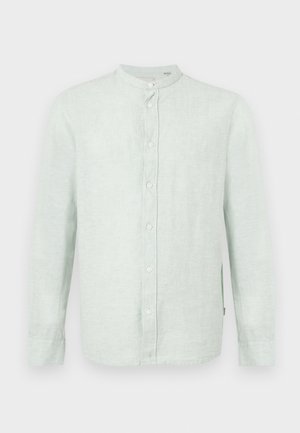 Camicia verde chiaro a manica lunga con colletto alla coreana e bottoni frontali, mostrata su sfondo bianco.