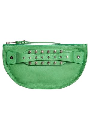 Pochette en cuir verte avec une fermeture éclair en haut et une sangle décorative ornée de deux rangées de clous argentés sur le devant.