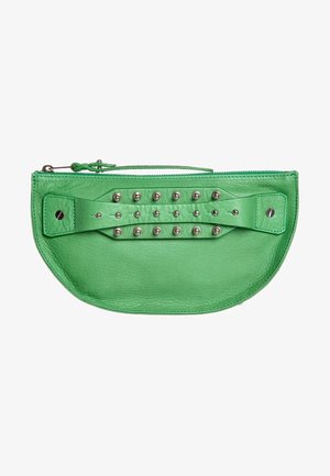 Pochette en cuir verte avec une fermeture éclair en haut et une sangle décorative ornée de deux rangées de clous argentés sur le devant.